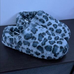 NWOT gray Leopard Print womens Slippers